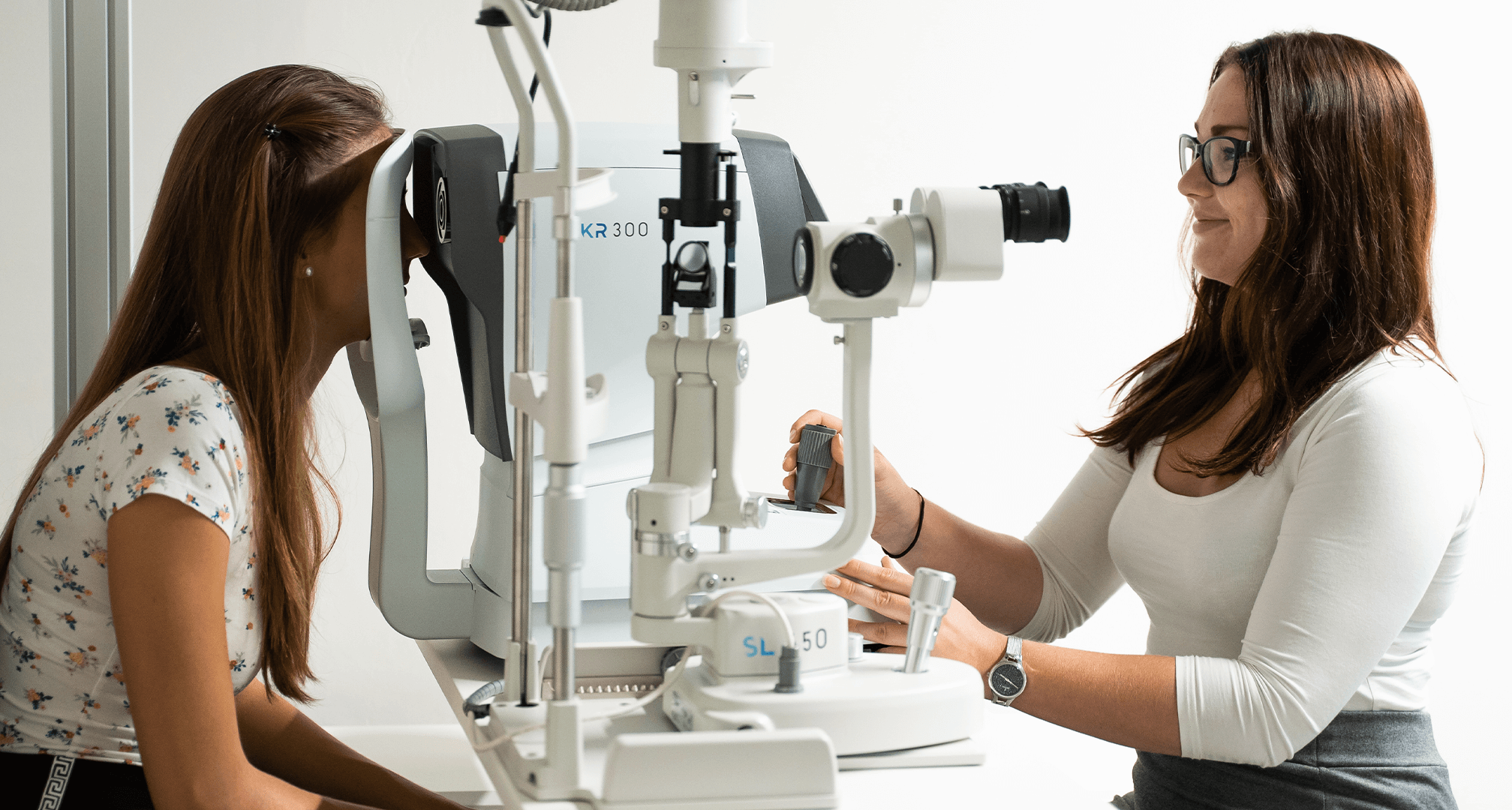 Optometrist laver øjenundersøgelse på patient